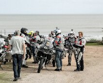 1-J7MTu9pDGKe3doRh5gHaJA Bord de plage, maisons de toutes tailles ainsi que des cabanes de deux petits étages pas plus haut qu’un cottage, toits de chaume, de tôle ondulée, de bois, de...