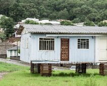 1-Q-JTaTrP4crcUQVVo49LAA Bon, quand la pluie devient averses continues, quand les sols sont gorgés, il n’y a qu’une seule solution pour éviter une inondation : mettre sa maison à...