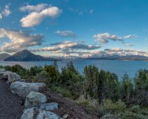 G37A0706 Panorama 04/10/2019 - Vue sur le Lago Nahuel Huapi avec au fond la chaine des Andes qui surplombent la ville de San Carlos de Bariloche. View over Lake Nahuel Huapi to...