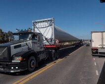 IMG_5646 02/10/2019 - L'Argentine se dote de nombreuses éoliennes dans le sud. Il faut dire que le vent ne manque pas ; Ici un convoi exceptionnel de trois camions...