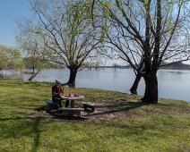 halte 08/09/2018 - Quand il fait beau on sort de notre camping-car pour manger dehors, profiter du soleil et de l'ambiance. Lovely place to have lunch on the banks of...