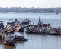 navires abandonnes 06/09/2018 - Cimetière de navire dans le port de Montevideo. Pollution ? A bit of a worry this broken ship yard in the middle of town - doesn't look as if...