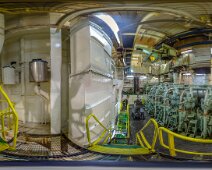 salle des machines panorama 360 13/08/2018 - Vue panoramique 360° - Le moteur de 11 000 chevaux dégage chaleur et bruit infernaux. PS : notez la taille d'un seul piston pendu au crochet. More...