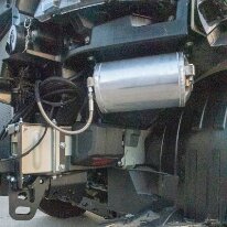 bouteille air comprime Réserve d'air comprimé placé dans l'aile avant gauche. Remarquez le crochet de remorquage. Compressed air reservoir located in the left front fender. Note the...