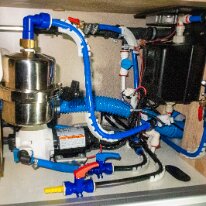 filtrage eau en aval Filtre Seagul iV (à gauche) et UV (à doite) pour eau potable. Seagul iV (left) and UV (right) filters for drinking water.